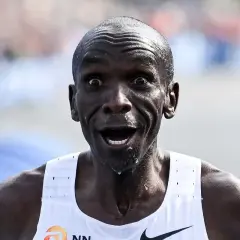 Eliud Kipchoge z wyrazem triumfu na twarzy po ustanowieniu **maraton rekord świata**.