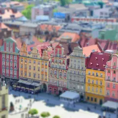 Kolorowe kamienice na starym rynku we Wrocławiu, z widokiem na dachy i plac.