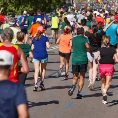 Tysiące biegaczy pokonuje trasę maratonu. Ile km jeszcze przed nimi?