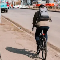 Rowerem po chodniku: kiedy legalnie, a kiedy grozi mandat?