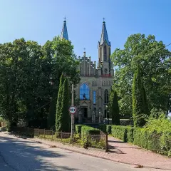 Neogotycki kościół w Krynkach, otoczony zielenią, to jedna z głównych atrakcji miasteczka.