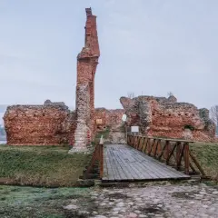 Ruiny zamku w Uniejowie, jedno z romantycznych miejsc w województwie łódzkim, zapraszają do odkrywania historii.