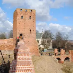 Wieża zamkowa i ruiny w Czersku. Wspaniałe czerskie atrakcje zapraszają do zwiedzania.