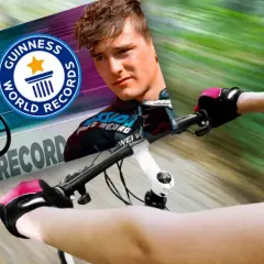 Kolarz w rękawiczkach i kasku pędzi na rowerze, celując w rekord prędkości na rowerze. Obok logo Guinness World Records.