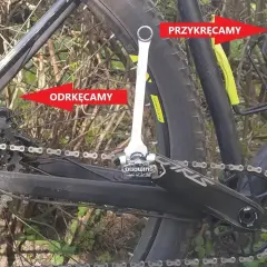 Klucz do pedałów pokazuje, jak rozkręcić pedały w rowerze. Strzałka "odkręcamy" wskazuje na lewy pedał, a "przykręcamy" na prawy.