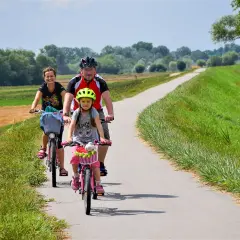 Rodzina cieszy się przejażdżką po malowniczych trasach rowerowych Małopolska.