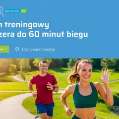 Uśmiechnięci biegacze w parku. Plan treningowy "Od zera do 60 minut biegu" to odpowiedź na pytanie: jogging co to jest i jak zacząć.