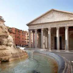 Fontanna di Piazza della Rotonda przed Panteonem. Warto kupić panteon bilety, by zobaczyć to cudo.