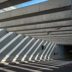 Znak informuje o wjeździe do tunelu w Świnoujściu. Betonowe belki i ściany tworzą ciekawe cienie.