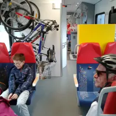 Jak powiesić rower w pociągu? Poradnik PKP Intercity i POLREGIO