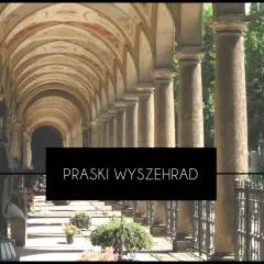 Kamienne rzeźby i kolumnada na cmentarzu Wyszehrad w Pradze.