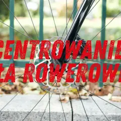 Centrowanie koła rowerowego – widok na tarczę hamulcową i szprychy.