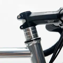 Czarne stery PRO z aluminiowymi podkładkami na rowerze szosowym.