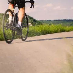 Intensywna jazda na rowerze to świetny trening. Pracują mięśnie nóg, pośladków i brzucha.