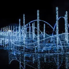Niesamowita instalacja świetlna w Warszawie, tworząca nowy świat. Błękitne światła odbijają się w wodzie, tworząc magiczny widok.