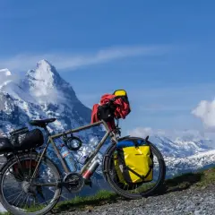 Rower trekkingowy z sakwami, gotowy na górską wyprawę. Idealny, by zobaczyć, jaki rower wybrać na przygodę.