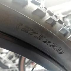 Opona rowerowa 27.5x2.1, gotowa na przygodę. W środku czeka dętka, by zapewnić płynną jazdę.