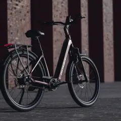 Elegancki rower elektryczny ROMET, idealny wybór, jeśli szukasz jaki rower elektryczny do 5000. Stylowy design i praktyczne rozwiązania.