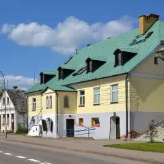 Kolorowe kamienice i zabytkowe budynki tworzą urokliwy krajobraz, który zachęca do odkrywania sejny atrakcje.