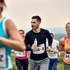 Uczestnicy biegną w półmaratonie, każdy pokonuje swoje kilometry.