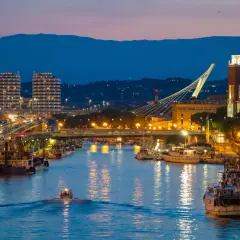 Wieczorem w Pescara: port z łodziami, nowoczesne budynki, most i wieża zegarowa. Warto zobaczyć!