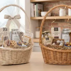 Dwa wiklinowe kosze prezentowe pełne przysmaków: ciasteczka, risotto, oliwki, orzechy i herbata. Idealny kosz na każdą okazję.