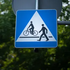 Znak drogowy informujący o przejeździe dla rowerów i pieszych.