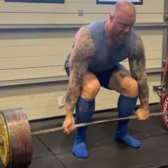 Hafþór Júlíus Björnsson przygotowuje się do podniesienia ciężaru, który może być rekordem świata w martwym ciągu.