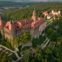 Zamek Książ z lotu ptaka, otoczony zielenią. Sprawdź zamek książ cennik i zaplanuj wizytę w tym bajkowym miejscu.
