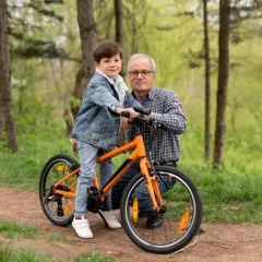 Chłopiec na rowerze 20 cali na jaki wzrost? Dziadek z wnukiem na leśnej ścieżce, gotowi na wspólną przejażdżkę.