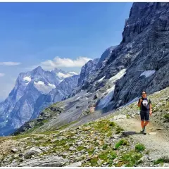 Wędrowiec na szlaku w Grindelwaldzie, podziwiający majestatyczne szwajcarskie Alpy.
