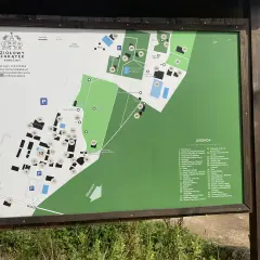 Mapa atrakcji Ziołowego Zakątka Koryciny. Znajdziesz tu m.in. chaty, ogrody, miejsca do wypoczynku i edukacji.