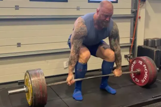 Hafþór Júlíus Björnsson przygotowuje się do podniesienia ciężaru, który może być rekordem świata w martwym ciągu.