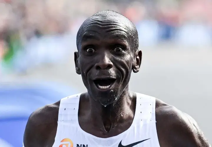 Eliud Kipchoge z wyrazem triumfu na twarzy po ustanowieniu **maraton rekord świata**.