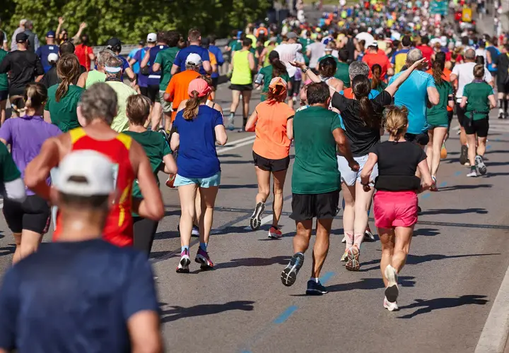 Tysiące biegaczy pokonuje trasę maratonu. Ile km jeszcze przed nimi?