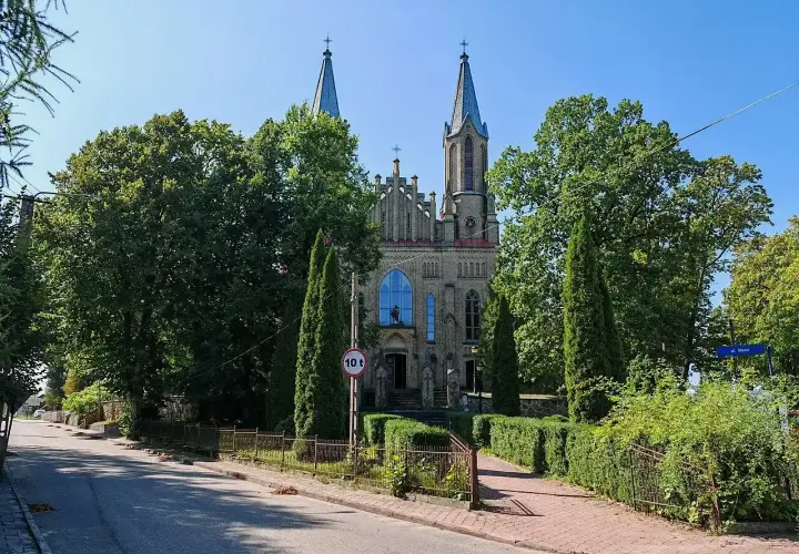 Neogotycki kościół w Krynkach, otoczony zielenią, to jedna z głównych atrakcji miasteczka.
