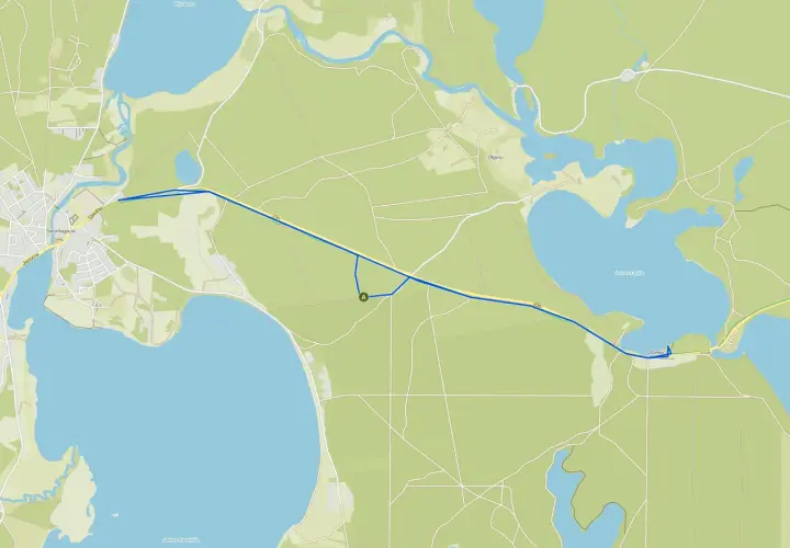 Mapa z zaznaczonymi trasami rowerowymi w Borach Tucholskich, prowadzącymi przez malownicze jeziora i lasy.