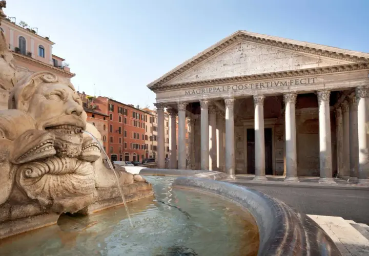 Fontanna di Piazza della Rotonda przed Panteonem. Warto kupić panteon bilety, by zobaczyć to cudo.