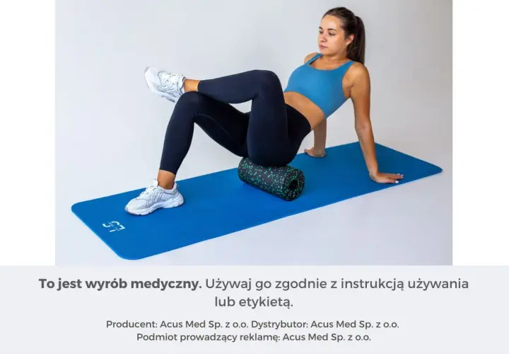 Kobieta wykonuje ćwiczenia na mięsień gruszkowaty, używając rollera na macie.