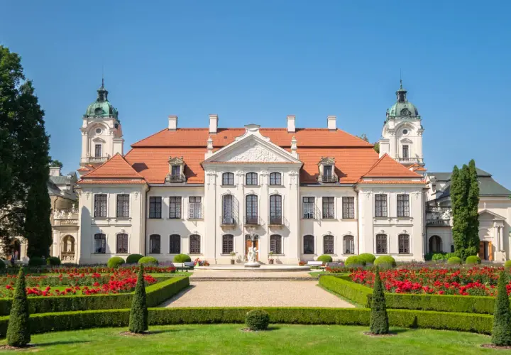 Pałac w Kozłówce z kwitnącym ogrodem. Wspaniałe kozłówka atrakcje zachwycają o każdej porze roku.