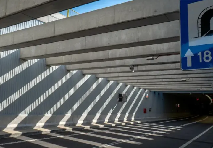 Znak informuje o wjeździe do tunelu w Świnoujściu. Betonowe belki i ściany tworzą ciekawe cienie.