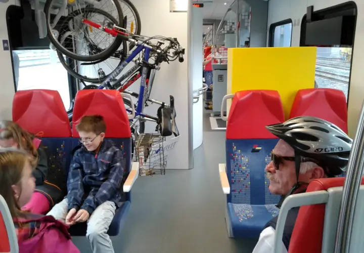 Jak powiesić rower w pociągu? Poradnik PKP Intercity i POLREGIO
