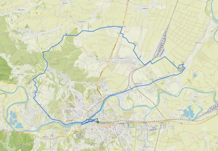 Mapa z zaznaczonymi roztocze trasy rowerowe, prowadzące przez tereny zielone i w pobliżu rzeki.