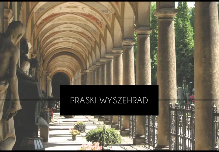 Kamienne rzeźby i kolumnada na cmentarzu Wyszehrad w Pradze.