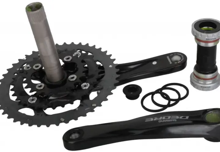 Zestaw rowerowy: korba Shimano Deore, suport i akcesoria.