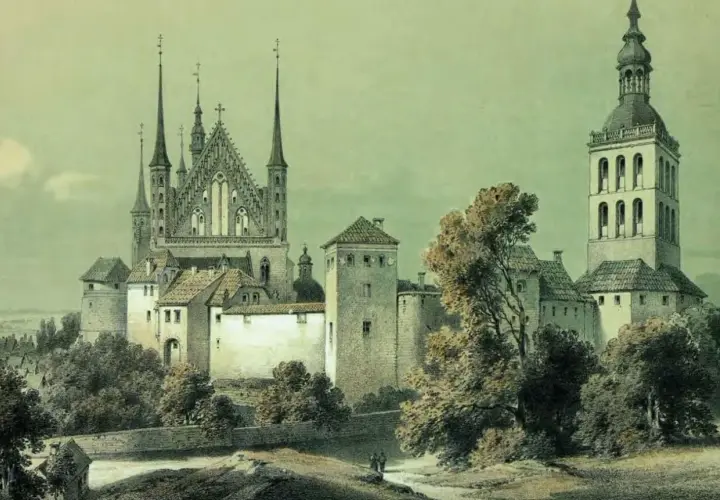 Majestatyczny Frombork zamek z wieżami i katedrą, otoczony zielenią.