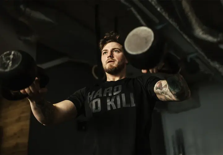 CrossFit z siłownią: Jak połączyć treningi dla siły i sprawności?