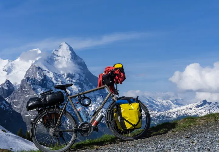 Rower trekkingowy z sakwami, gotowy na górską wyprawę. Idealny, by zobaczyć, jaki rower wybrać na przygodę.