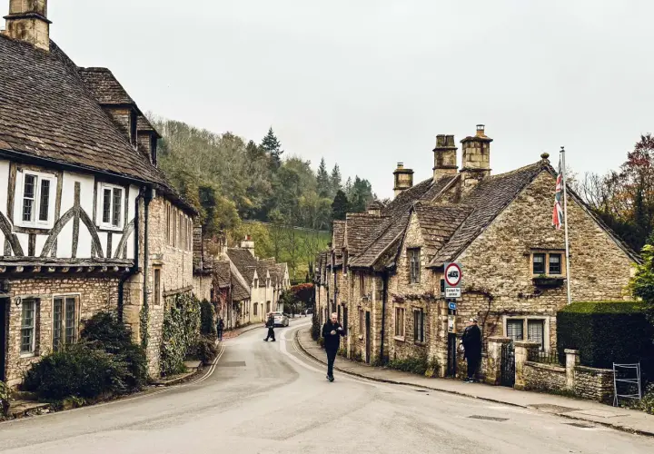 Kamienna zabudowa i brukowana droga w malowniczej wiosce Cotswolds.