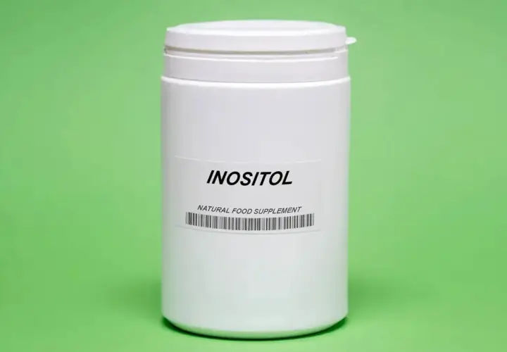 Biały pojemnik z etykietą "INOSITOL NATURAL FOOD SUPPLEMENT". Inozytol a odchudzanie - wsparcie dla Twojej sylwetki.